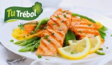 Salmón con aguacate, espárragos y salsa de mantequilla al limón