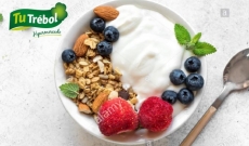 Yogur con granola, fruta y frutos secos