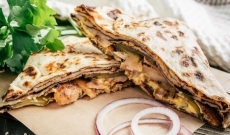 Sándwich de tortillas mexicanas con pollo, queso y pepinillos