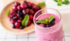 Batido de frutos rojos y crema de cacahuete