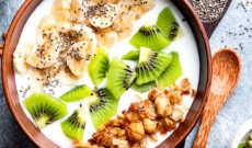 'Bowl' de kiwi, frutos secos y yogur