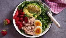 ENSALADA DE ESPINACAS, ATÚN, FRESAS, AGUACATE Y HUEVO