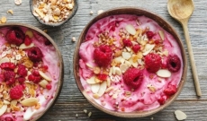 Bowl templado de yogur griego, frutas asadas y frutos secos