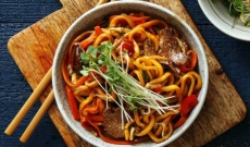 Fideos orientales salteados con verduras