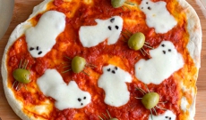 Recetas Halloween: Una pizza de lo más terrorífica.